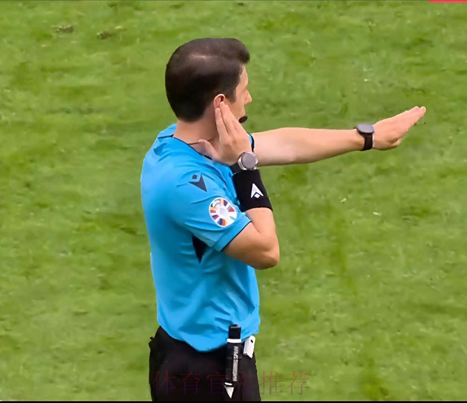 拉胯!卢卡库无人防守头球顶偏 30分钟仅4次触球 拉胯!卢卡库无人防守头球顶偏 30分钟仅4次触球